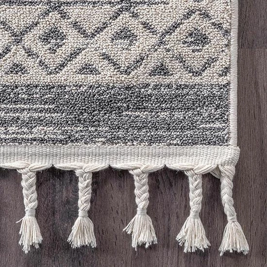 NuLOOM Tribal Iris Medallion Area Rug 5 NuLOOM Tribal Iris Medallion Area Rug - Image 3