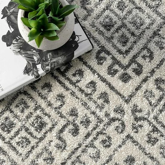 NuLOOM Camila Diamond Trellis Area Rug 5 NuLOOM Camila Diamond Trellis Area Rug - Image 3